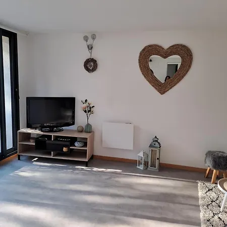 Les Glycines Apartment *